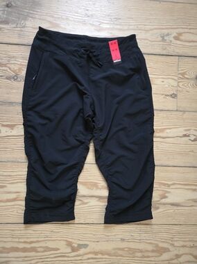 Kirkland Signature Black Active Capri Pants Women’s M NWT